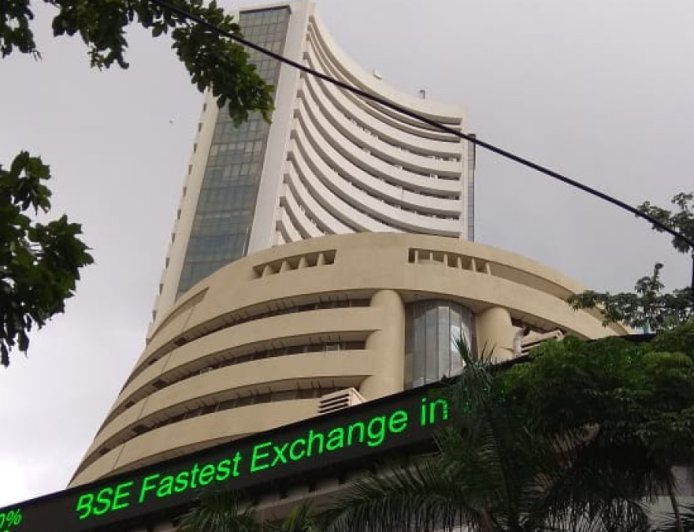 Markets decline in early trade dragged down by selling pressure in IT stocks